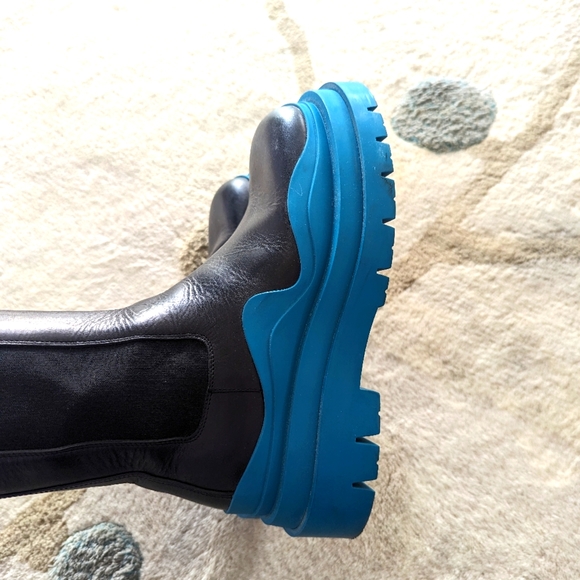 Bottega Veneta blue Tire Chelsea Boots - Picture 6 of 11